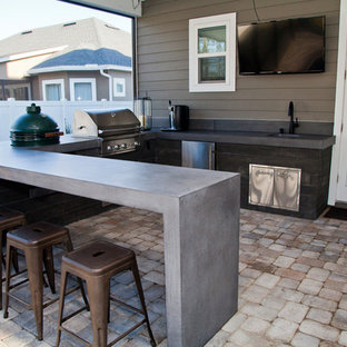 ジャクソンビルの中サイズのモダンスタイルのおしゃれな裏庭のテラス (アウトドアキッチン、レンガ敷き) の写真