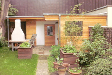 Photo of a contemporary shed and granny flat in Dusseldorf.
