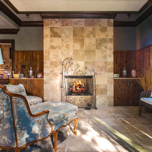 Kolonialstil Wohnzimmer mit Kaminumrandung aus Stein Ideen, Design