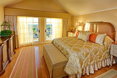 Bedroom - traditional bedroom idea in Los Angeles