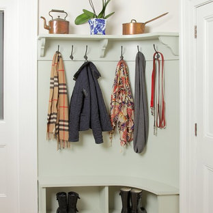 Foto di un piccolo ingresso con anticamera chic con pareti verdi, parquet chiaro e una porta singola