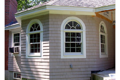 Foto de fachada gris clásica de tamaño medio de una planta con revestimiento de madera y tejado a cuatro aguas