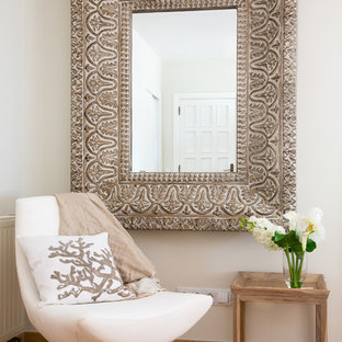 Diseño de salón para visitas abierto, mediterráneo, pequeño, sin chimenea y televisor, con paredes blancas y suelo de baldosas de terracota