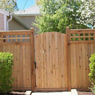 Exemple d'une allée carrossable avant craftsman de taille moyenne et l'été avec une exposition partiellement ombragée et un paillis.