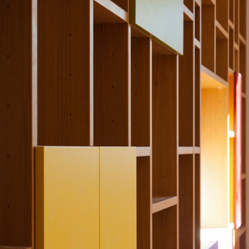 la libreria del soggiorno, dettaglio