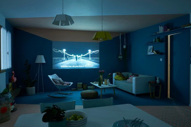 Inspiration pour une salle de cinéma nordique de taille moyenne avec un mur bleu et un écran de projection.