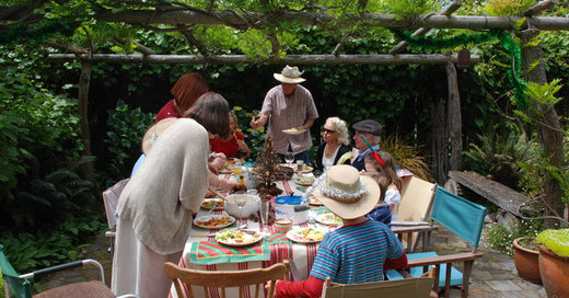 Peek in on a Traditional Christmas — in a Summery Garden