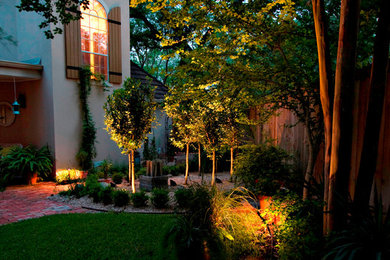 Photo of a transitional garden in Raleigh.