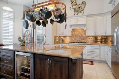 Kitchen - traditional kitchen idea in Phoenix