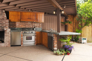 シアトルにある広いトラディショナルスタイルのおしゃれな裏庭のテラス (アウトドアキッチン、コンクリート板舗装	、パーゴラ) の写真