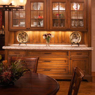 Réalisation d'une salle à manger tradition avec un sol en bois foncé.