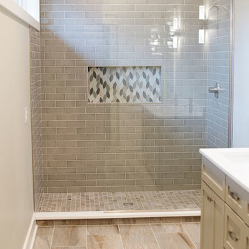 Bathroom with subway tile and mosaic niche