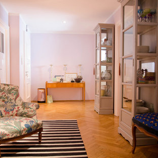 Inspiration för stora klassiska hallar, med rosa väggar och mellanmörkt trägolv