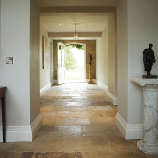 Foto på en vintage hall, med kalkstensgolv