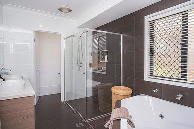 Inspiration for a large bathroom in Gold Coast - Tweed.
