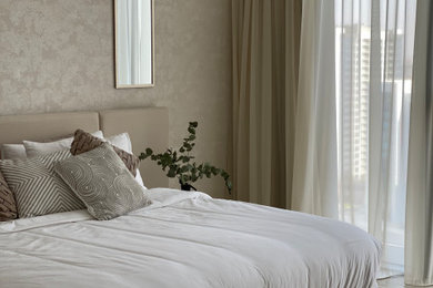 Foto de dormitorio principal y blanco y madera moderno pequeño sin chimenea con paredes beige, suelo de baldosas de cerámica, suelo beige y papel pintado