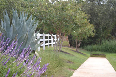 Inspiration for a traditional landscaping in Austin.