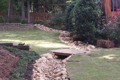 Design ideas for a mid-sized traditional landscaping in Atlanta.