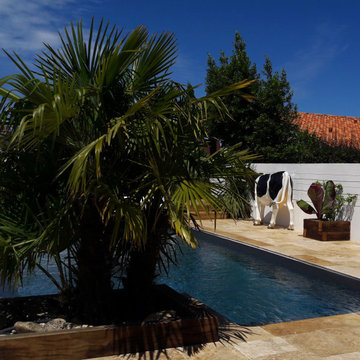 Création d'un jardin de ville avec piscine et terrasse en travertin