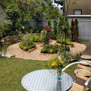 東京都下の春のアジアンスタイルのおしゃれな前庭 (デッキ材舗装、日向) の写真