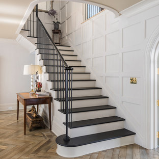 Ejemplo de escalera en L, tradicional, con escalones de madera pintada y contrahuellas de madera pintada