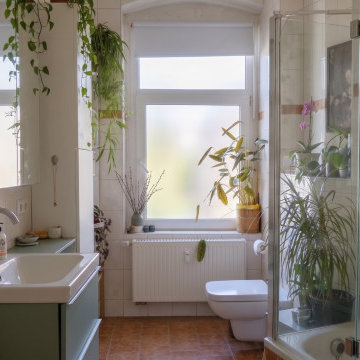 Helles Badezimmer mit Pflanzen