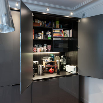 Détail Meuble cuisine gris et noir cachant un plan de travail secondaire