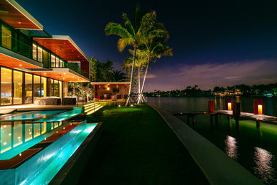 Inspiration for a large contemporary landscaping in Miami.