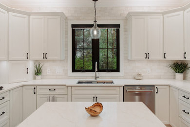 Elegant kitchen photo in New York