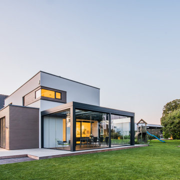 Terrassendach - Glashaus an einem modernen Einfamilienhaus