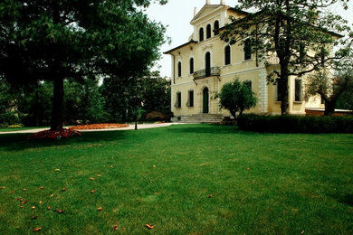 Ispirazione per la villa grande gialla country a tre piani con falda a timpano e copertura in tegole