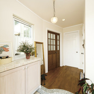 他の地域の地中海スタイルのおしゃれな玄関 (白い壁) の写真