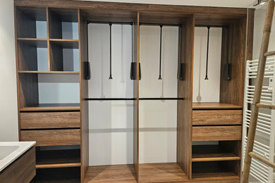 Imagen de armario vestidor minimalista con armarios abiertos