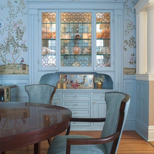 Klassisches Esszimmer mit blauer Wandfarbe in San Francisco