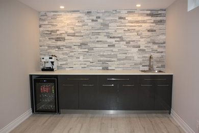 Example of a home bar design in Toronto