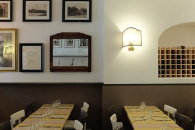 Foto de comedor vintage de tamaño medio abierto con paredes blancas, suelo de baldosas de porcelana y suelo gris