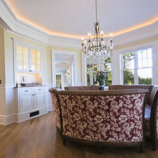 バーリントンの中サイズのトラディショナルスタイルのLDKの画像 (ベージュの壁、無垢フローリング)