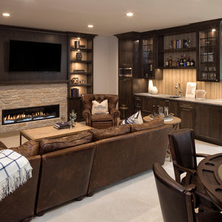 Diseño de sótano marinero con paredes blancas, moqueta, chimenea lineal, marco de chimenea de piedra y suelo beige