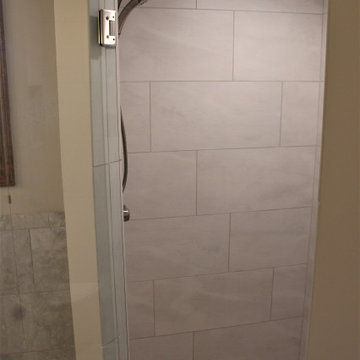 Starmark Master Bath Maple Roseville in Marshmallow