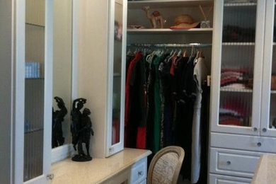 Example of a classic closet design in New York