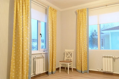 Imagen de dormitorio infantil de 4 a 10 años de estilo de casa de campo con paredes blancas, suelo laminado y suelo beige