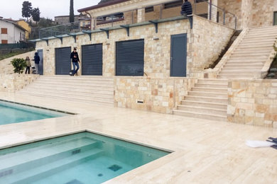 Ispirazione per una piscina fuori terra contemporanea rettangolare di medie dimensioni e in cortile con pavimentazioni in pietra naturale