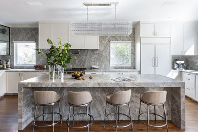 Transitional kitchen photo in Sacramento