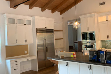 Kitchen - farmhouse kitchen idea in Los Angeles
