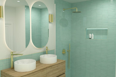 Cette image montre une salle de bain en bois clair avec une baignoire indépendante, une douche à l'italienne, un carrelage bleu, des carreaux de céramique, un lavabo posé, meuble double vasque, un mur blanc, un sol en carrelage de céramique, un sol beige, une fenêtre et un plafond à caissons.