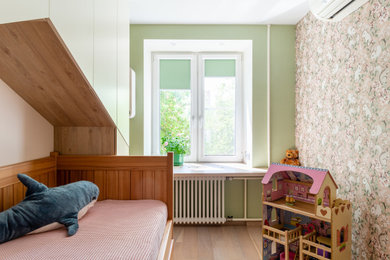 Пример оригинального дизайна: маленькая детская в современном стиле с зелеными стенами, светлым паркетным полом и обоями на стенах для на участке и в саду, ребенка от 4 до 10 лет