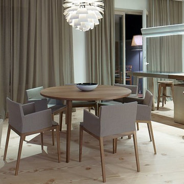 offenes Küche mit Möbeln im puristischen Stil