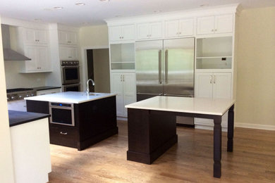Kitchen - traditional kitchen idea in Chicago