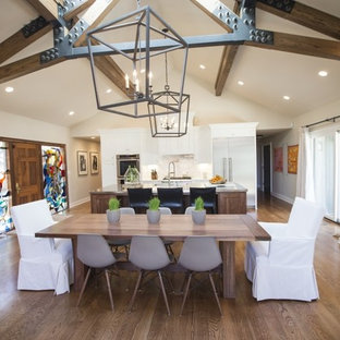 ルイビルの広いトランジショナルスタイルのLDKの画像 (ベージュの壁、無垢フローリング、暖炉なし)