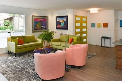 Example of a minimalist living room design in San Francisco